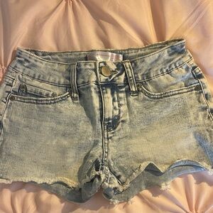 No boundaries light washed women’s shorts